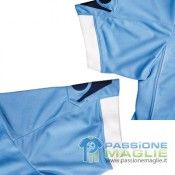 Le maniche con bordino bianco e loghi Macron in blu Maniche maglia Napoli