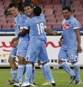 Zuniga con alcuni compagni in Napoli-Wolfsburg vinta per 2-1 Zuniga in Napoli-Wolfsburg