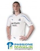 Bianca con inserti neri per la terza maglia del Newcastle Terza maglia Newcastle