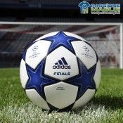 Il pallone Finale 10 fotografato su un campo d'erba Pallone Adidas Champions League