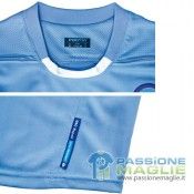 Alcuni particolari della nuova maglia del Napoli con tessuto millerighe Colletto maglia Napoli 2010-2011