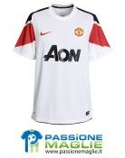 Colore bianco con maniche rosse e nere nella seconda divisa dello United Maglia away Manchester United 2010-2011