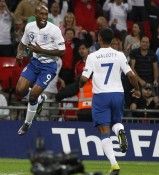L'esultanza di Defoe, autore di una tripletta contro la Bulgaria Defoe esulta per l'Inghilterra