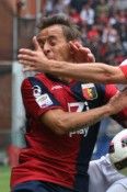 Un calciatore del Genoa impegnato contro il Bari