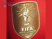 La toppa dorata della Fifa sulla maglia della Spagna Toppa FIFA World Champion 2010