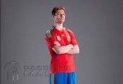 Xabi Alonso con la nuova maglia spagnola