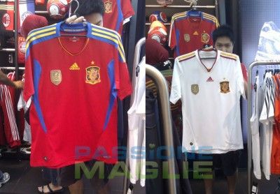 Le divise della Spagna con il badge da campioni del mondo Nuova maglia Spagna 2010-2012
