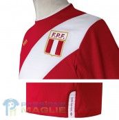 Il logo della federazione calcistica peruviana sulla nuova casacca Logo FPF