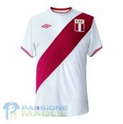 La prima maglia del Perù 2011-2012 realizzata da Umbro Prima maglia Perù 2011-2012
