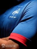 Il risvolto della manica di colore rosso