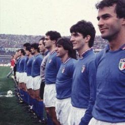 Lo stemma della FIGC con 3 stelle sulla maglia dell'Italia