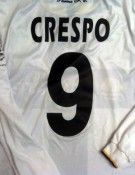 Il retro della casacca crociata con il nome di Crespo