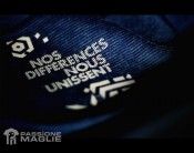 Lo slogan Nos Differences Nous Unissent all'interno della maglia Nos Differences Nous Unissent