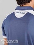 Il ricamo 1881-2011 sul retro del colletto Particolare collo maglia Bordeux