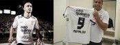 Ronaldo mostra la nuova maglia prima di andare in campo