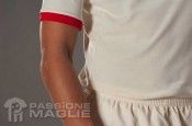 Il bordino rosso delle maniche per la maglia dell'Universitario 2011