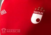 Lo stemma del Santa Fe sulla prima maglia 2011