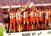 La Stella Rossa sul podio di Bari durante la premiazione per la Coppa dei Campioni Stella Rossa Campione d'Europa 1991