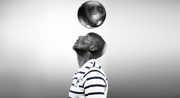 Diarra indossa la maglia da trasferta della Francia