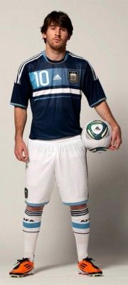 La pulce Leo Messi con il completo da trasferta dell'Argentina