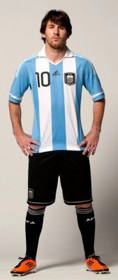 Lionel Messi con la prima maglia dell'Argentina 2011 Messi indossa la prima divisa dell'Argentina