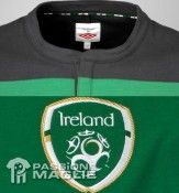 Il colletto alla coreana della maglia irlandese da trasferta