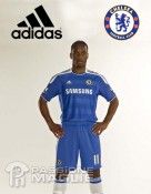 Drogba posa con la nuova casacca del Chelsea 2011-2012 Drogba con la maglia del Chelsea