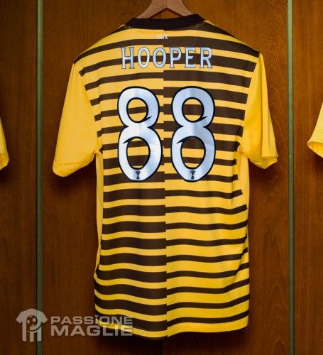 Il retro della maglia del Celtic con la personalizzazione ufficiale della SPL