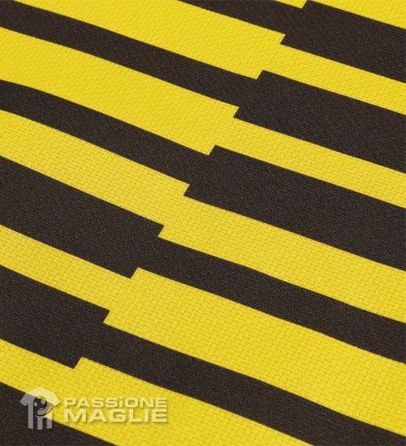 Un dettaglio della particolare strisce sulla terza maglia del Celtic