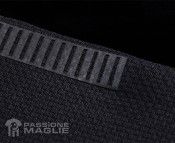 La banda grigia sulla manica nella maglia da trasferta del Barcellona