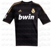La seconda maglia nera del Real Madrid 2011-2012 Adidas Maglia Real Madrid away 2011-2012