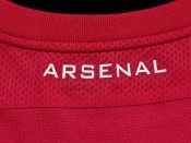 Il retro del colletto con la scritta Arsenal in bianco