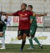 Ciccio Tavano esulta dopo un gol con il Livorno