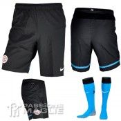 Calzoncini e calzettoni abbinati alla seconda maglia del PSV 2011-2012