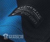 L'etichetta Nike Authentic sulla maglia dell'Arsenal