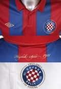 Colletto, finiture e stemma dell'Hajduk sulla maglia away 2011-2012
