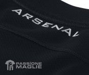 La scritta Arsenal stampata dietro il colletto