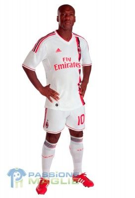 Seedorf indossa la maglia bianca del Milan 2011-12