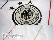 Lo stemma della federazione tedesca sulla nuova maglia della Germania