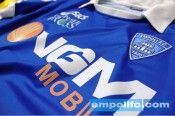 La prima maglia dell'Empoli vista da vicino Maglia Empoli home, dettaglio