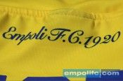 Scritta Empoli Fc 1920 sul retro della divisa gialla