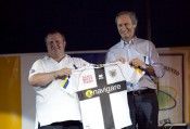Ghirardi e Gandolfi con la nuova maglia crociata del Parma
