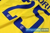 La personalizzazione in blu sulla casacca gialla dell'Empoli