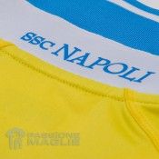 La scritta SSC NAPOLI sul retro del colletto