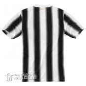La casacca bianconera della Juventus vista da dietro Retro maglia Juventus home 2011-2012