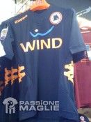 Terza divisa della Roma per il 2011-2012 Terza maglia nera Roma 2011-12