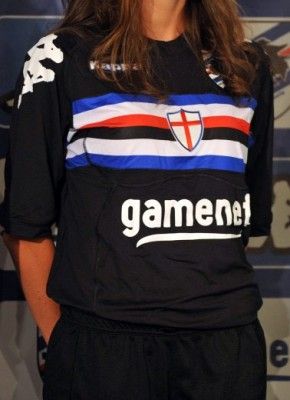 La terza divisa nera della Samp 2011-12 Terza maglia Sampdoria 2011-2012 Kappa