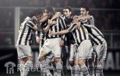 Foto di gruppo della Juventus con la prima maglia 2011-2012