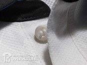 La chiusura del colletto a due bottoni per l'Inter away