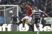 Totti e Biava impegnati nel derby Roma-Lazio 2010-2011
